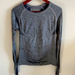 Long sleeve active top